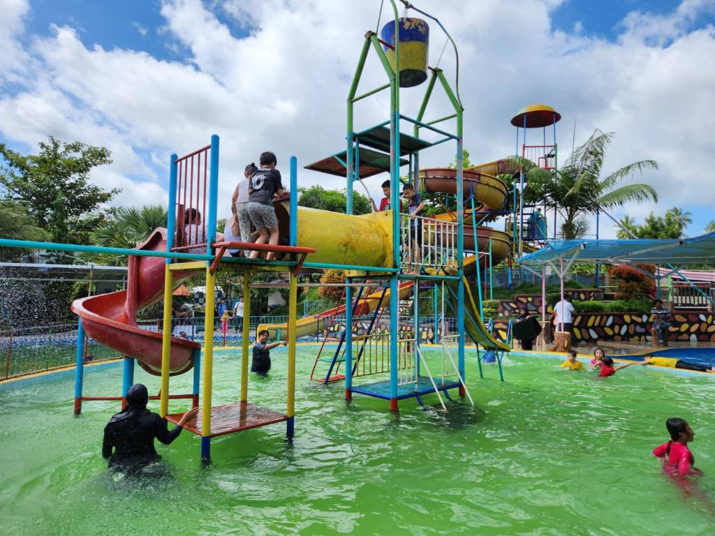 perlengkapan rekreasi waterpark